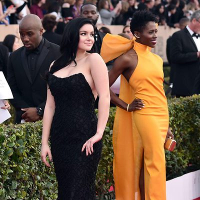 Ariel Winter y Sola Bamis en la alfombra roja de los SAG Awards 2016