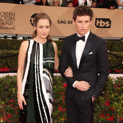 Eddie Redmayne y Hannah Bagshawe en la alfombra roja de los SAG Awards 2016