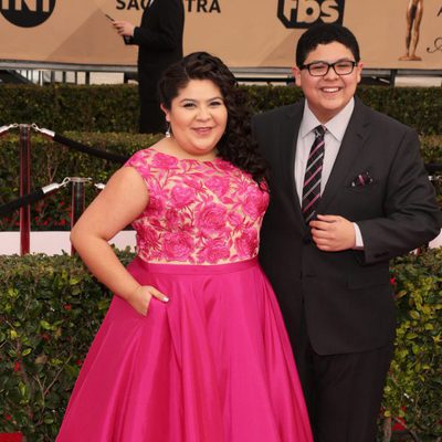 Raini Rodríguez y Rico Rodríguez en la alfombra roja de los SAG Awards 2016