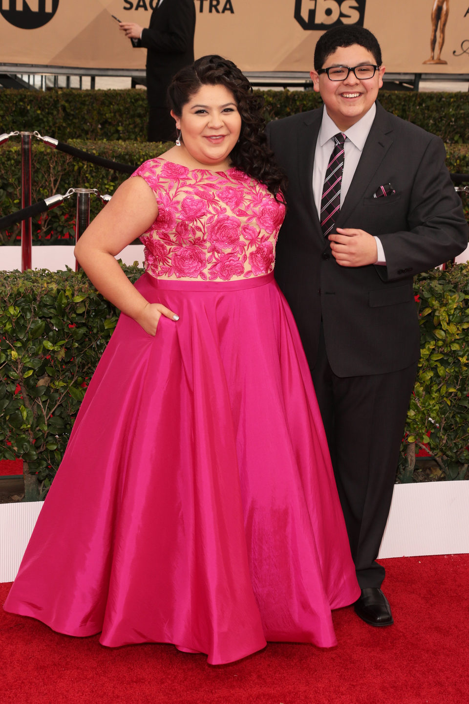 Raini Rodríguez y Rico Rodríguez en la alfombra roja de los SAG Awards 2016