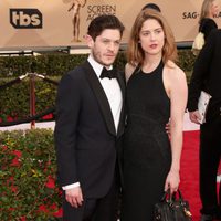 Iwan Rheon y Zoe Grisedale en la alfombra roja de los SAG Awards 2016