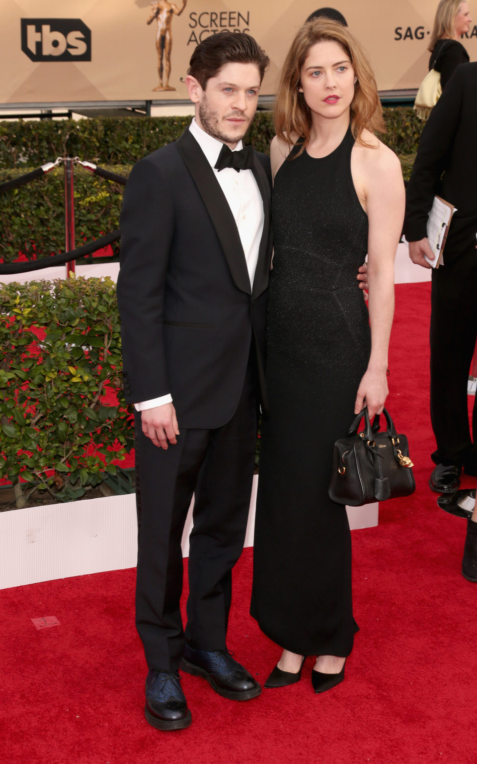 Iwan Rheon y Zoe Grisedale en la alfombra roja de los SAG Awards 2016