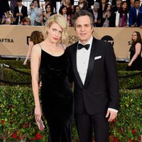 Mark Ruffalo y Sunrise Coigney en la alfombra roja de los SAG Awards 2016