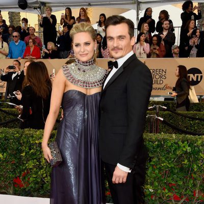 Rupert Friend y Aimee Mullins en la alfombra roja de los SAG Awards 2016