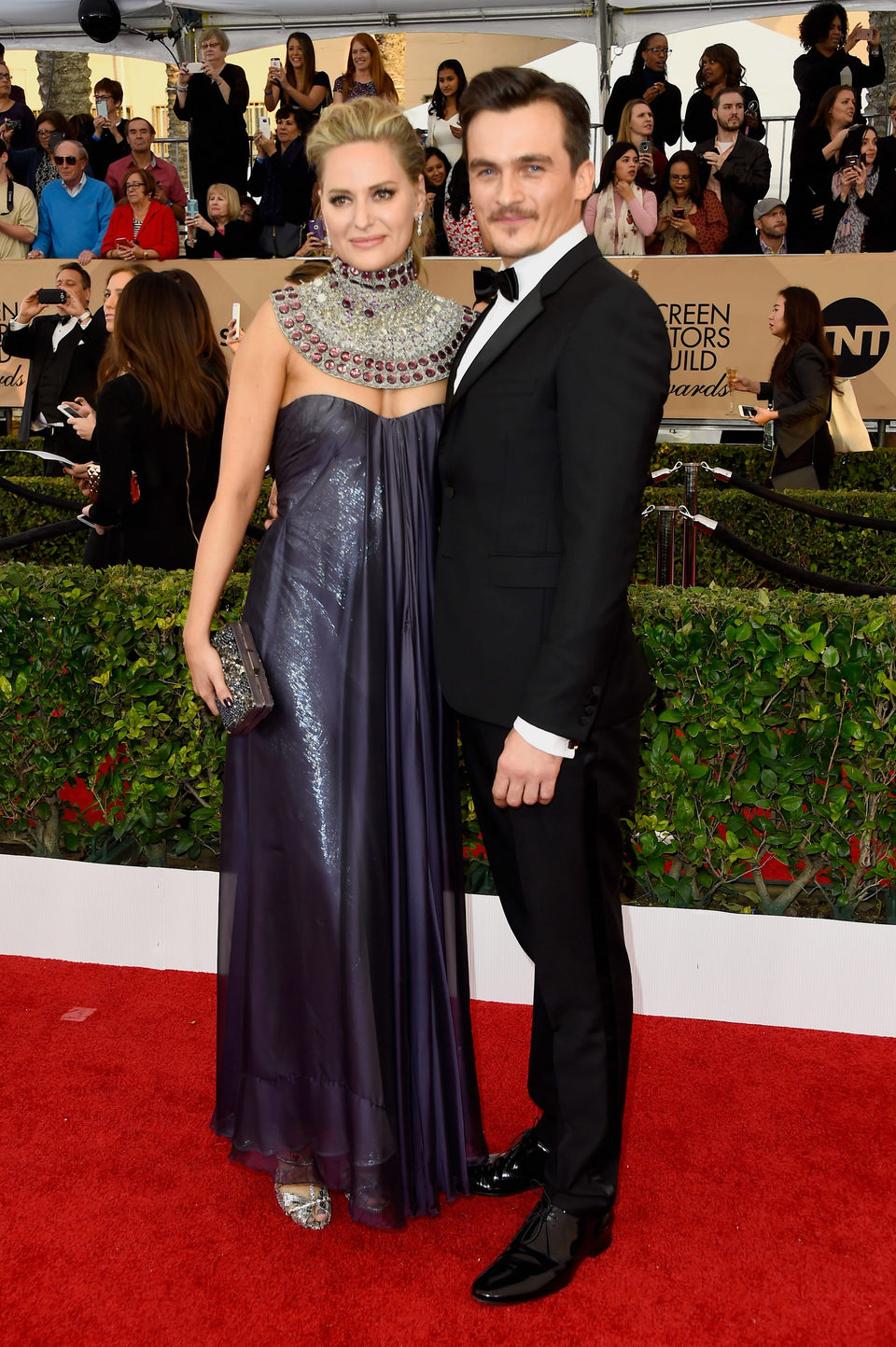 Rupert Friend y Aimee Mullins en la alfombra roja de los SAG Awards 2016