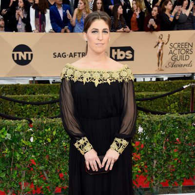 Mayim Bialik en la alfombra roja de los SAG Awards 2016