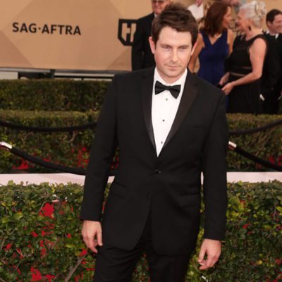 Derek Cecil en la alfombra roja de los SAG Awards 2016