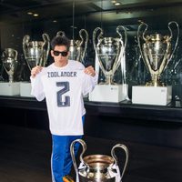 Derek Zoolander posa con los trofeos del Real Madrid