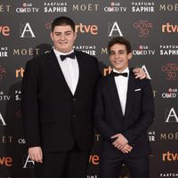 Miguel Herrán y Antonio Bachiller en la alfombra roja de los Premios Goya 2016