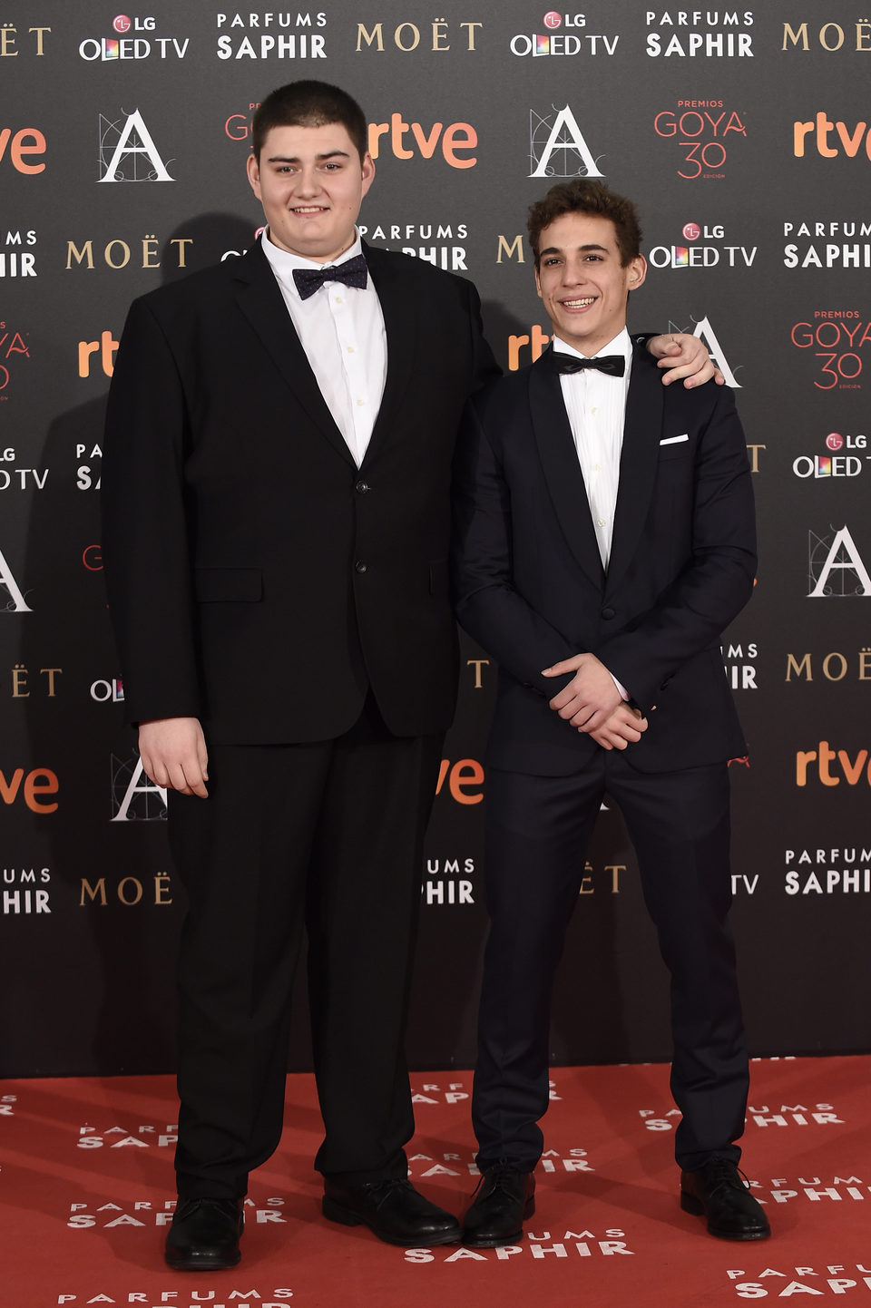 Miguel Herrán y Antonio Bachiller en la alfombra roja de los Premios Goya 2016