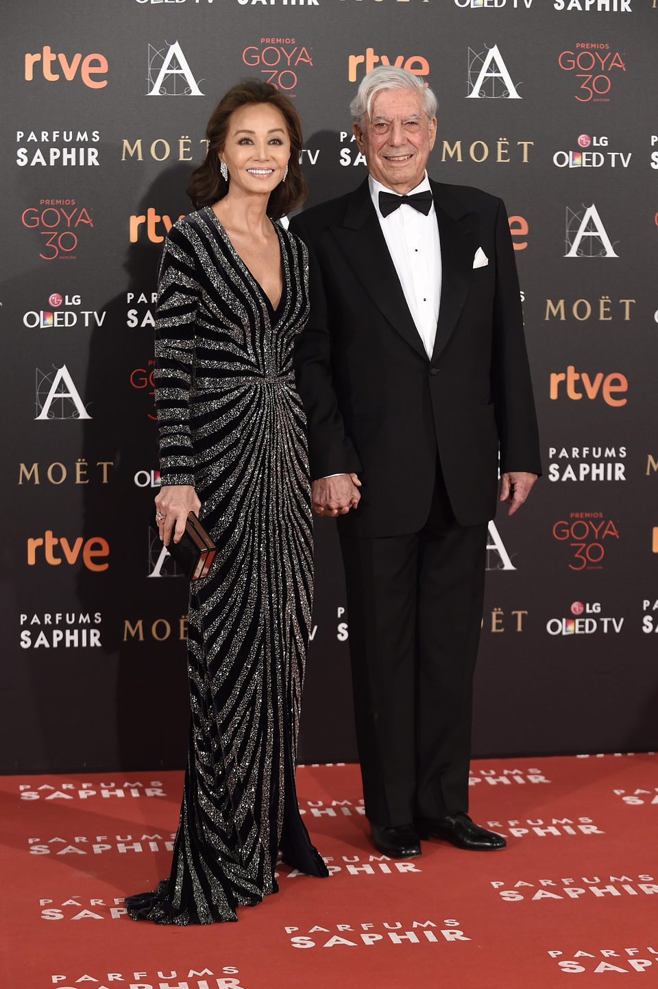  Mario Vargas Llosa e Isabel Preysler en la alfombra roja de los Premios Goya 2016