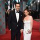 Sacha Baron Cohen e Isla Fisher en la alfombra roja de los BAFTA Awards 2016