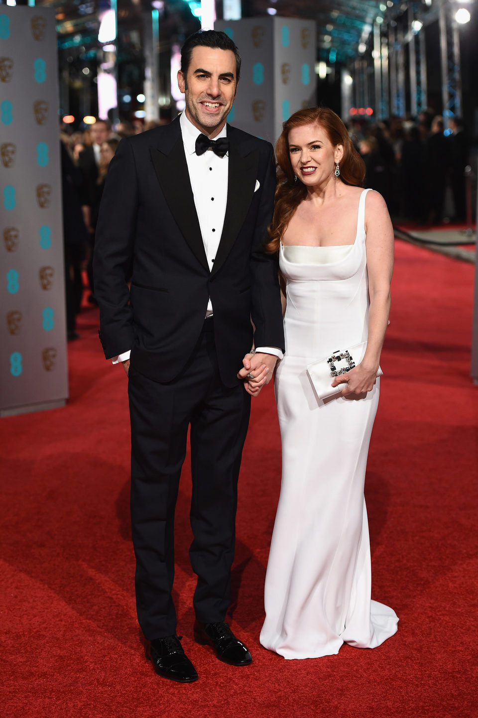 Sacha Baron Cohen e Isla Fisher en la alfombra roja de los BAFTA Awards 2016