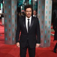 Benicio del Toro en la alfombra roja de los BAFTA Awards 2016