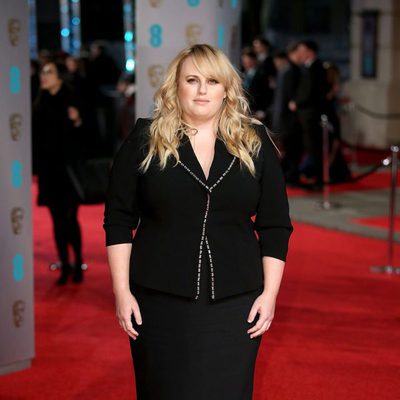 Rebel Wilson en la alfombra roja de los BAFTA Awards 2016