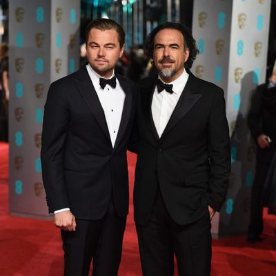 Leonardo DiCaprio y Alejandro G. Iñárritu en la alfombra roja de los BAFTA Awards 2016