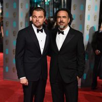 Leonardo DiCaprio y Alejandro G. Iñárritu en la alfombra roja de los BAFTA Awards 2016