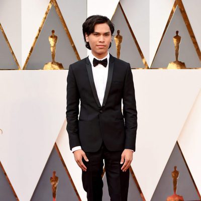 Forrest Goodluck en la alfombra roja de los Oscar 2016