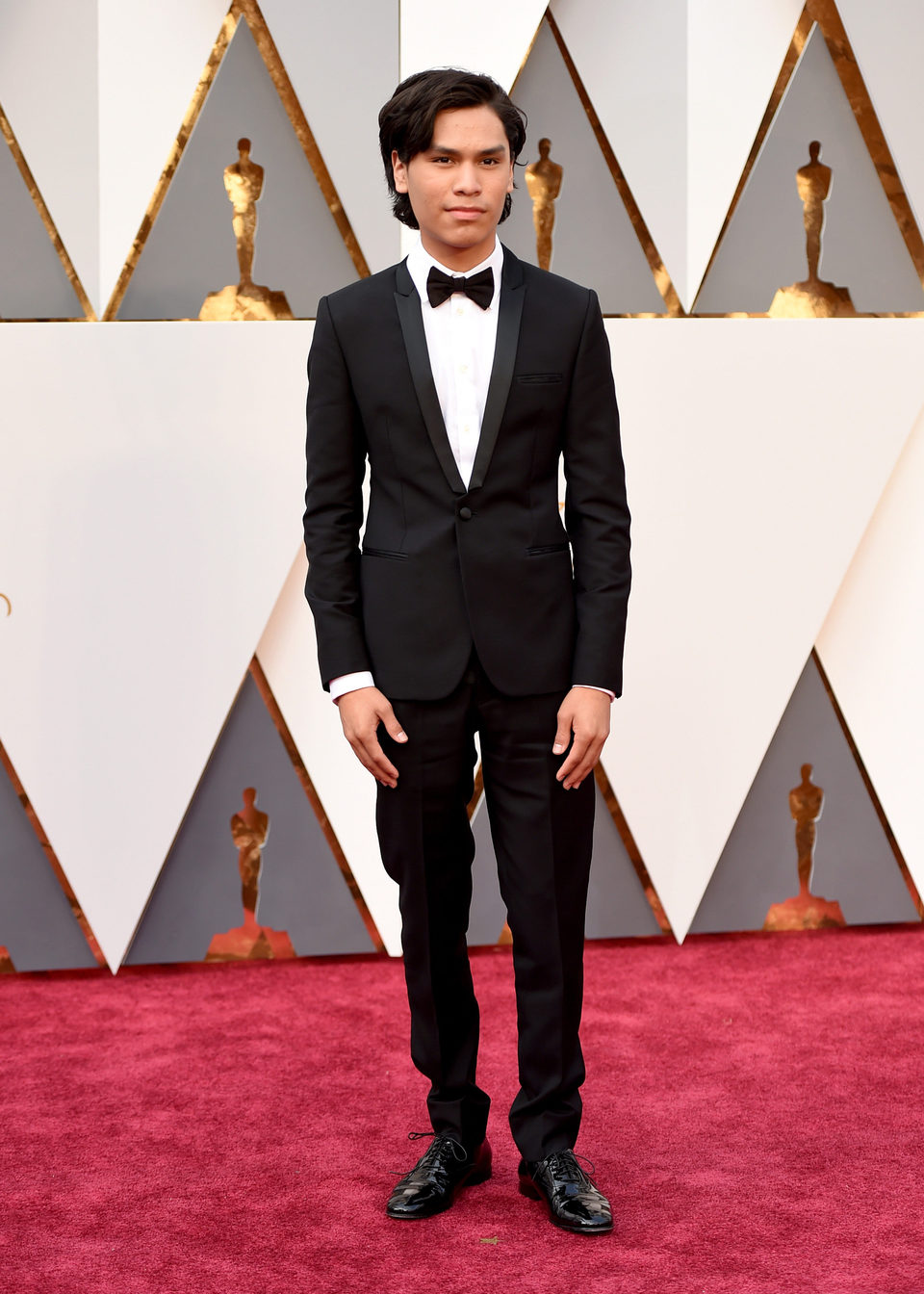 Forrest Goodluck en la alfombra roja de los Oscar 2016