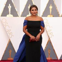 Mindy Kaling en la alfombra roja de los Oscar 2016