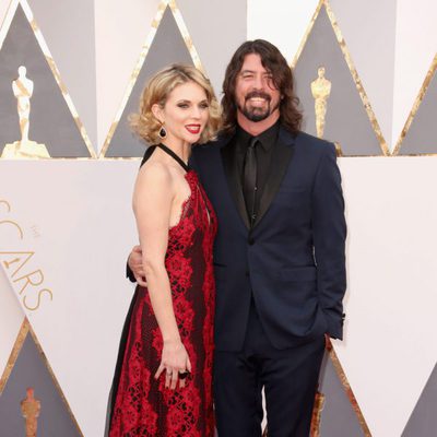 Dave Grohl y Jordyn Blum en la alfombra roja de los Oscar 2016