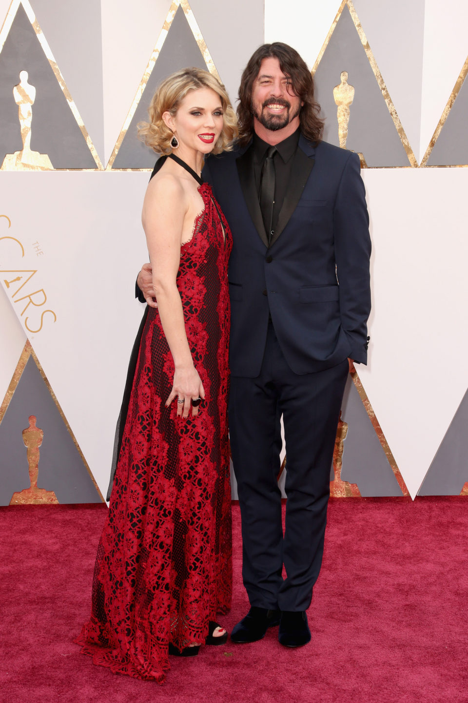 Dave Grohl y Jordyn Blum en la alfombra roja de los Oscar 2016