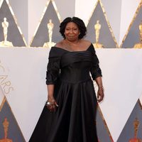 Whoopi Goldberg en la alfombra roja de los Oscar 2016