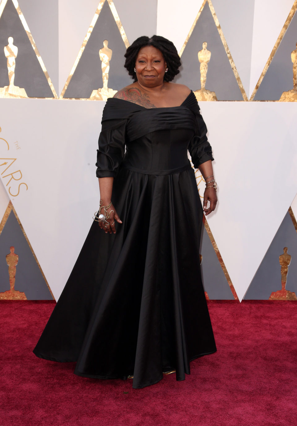 Whoopi Goldberg en la alfombra roja de los Oscar 2016