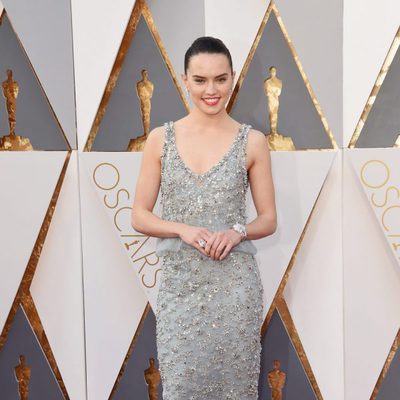 Daisy Ridley en la alfombra roja de los Oscar 2016