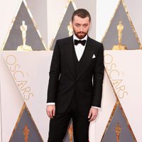 Sam Smith en la alfombra roja de los Oscar 2016