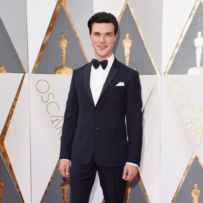 Finn Wittrock en la alfombra roja de los Oscar 2016