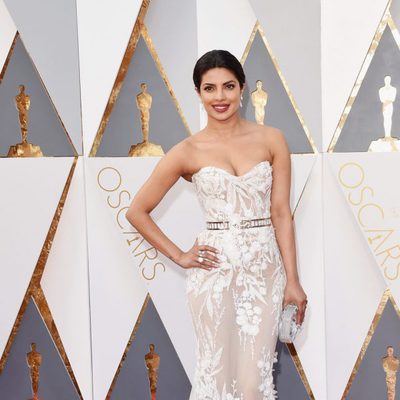 Priyanka Chopra en la alfombra roja de los Oscar 2016