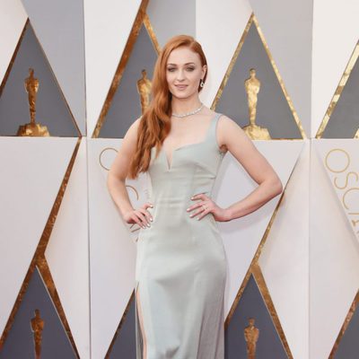 Sophie Turner en la alfombra roja de los Oscar 2016