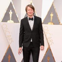 Tom Hooper en la alfombra roja de los Oscar 2016