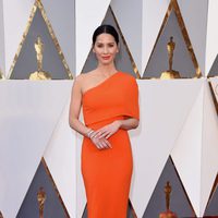 Olivia Munn en la alfombra roja de los Oscar 2016