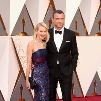 Naomi Watts y Liev Schreiber en la alfombra roja de los Oscar 2016