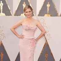 Jennifer Jason Leigh en la alfombra roja de los Oscar 2016