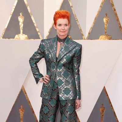 Sandy Powell en la alfombra roja de los Oscar 2016