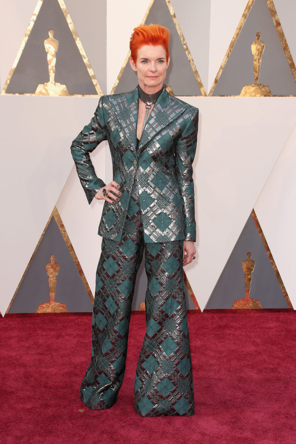 Sandy Powell en la alfombra roja de los Oscar 2016