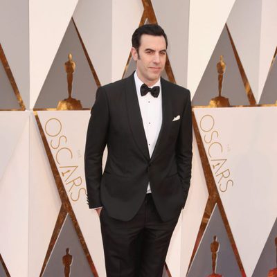 Sacha Baron Cohen en la alfombra roja de los Oscar 2016