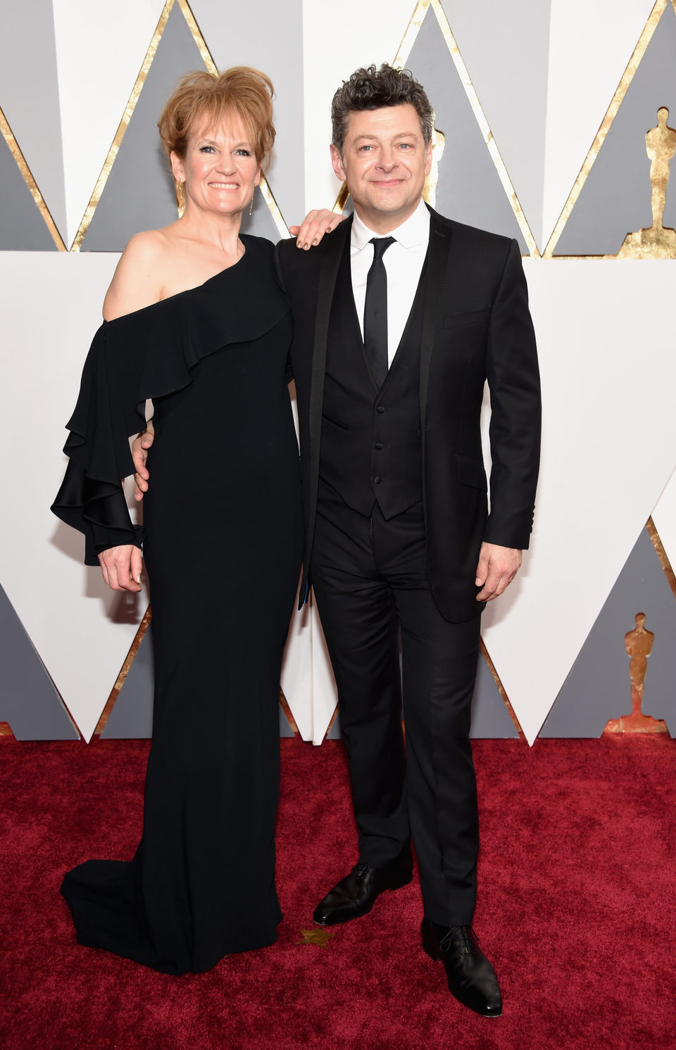 Andy Serkis y Lorraine Ashbourne en la alfombra roja de los Oscar 2016