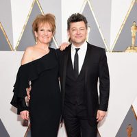 Andy Serkis y Lorraine Ashbourne en la alfombra roja de los Oscar 2016