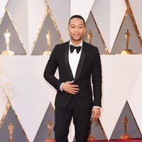 John Legend en la alfombra roja de los Oscar 2016