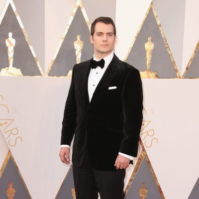 Henry Cavill en la alfombra roja de los Oscar 2016