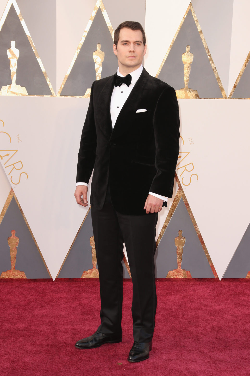 Henry Cavill en la alfombra roja de los Oscar 2016