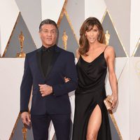 Sylvester Stallone y Jennifer Flavin en la alfombra roja de los Oscar 2016