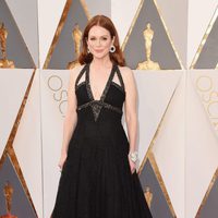 Julianne Moore en la alfombra roja de los Oscar 2016