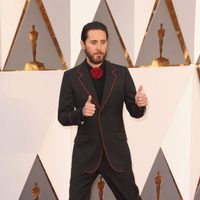 Jared Leto en la alfombra roja de los Oscar 2016