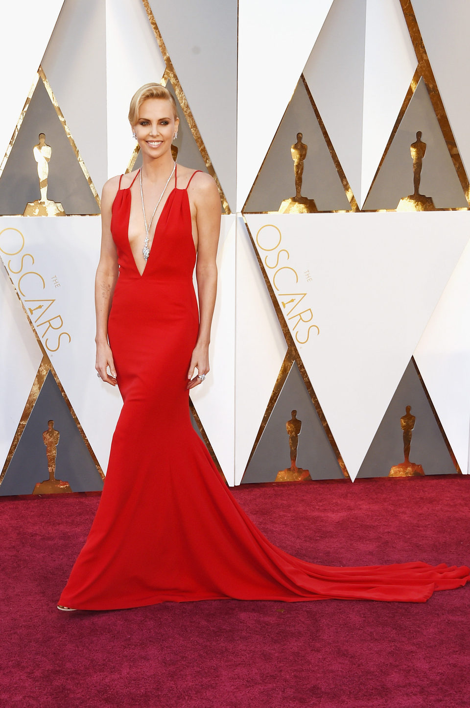 Charlize Theron en la alfombra roja de los Oscar 2016