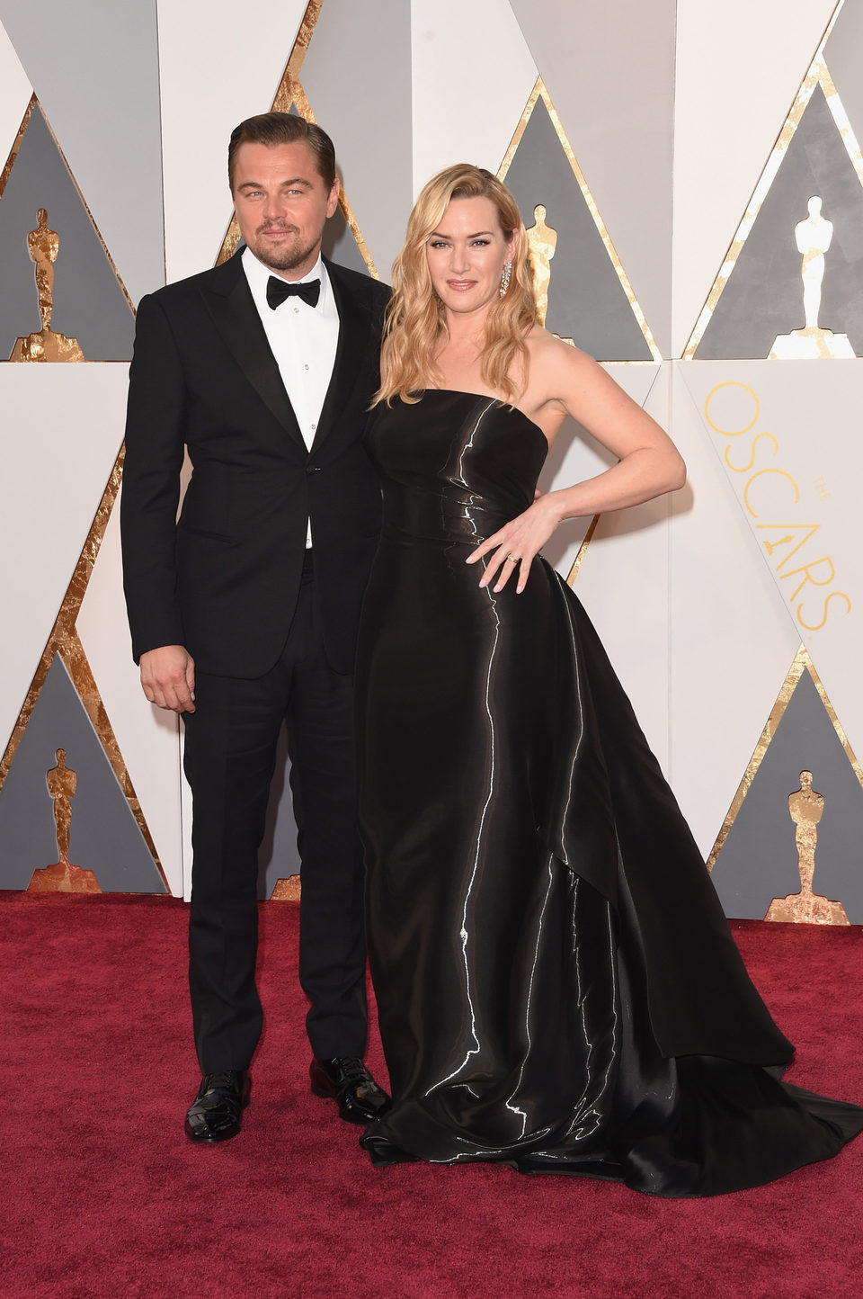 Leonardo DiCaprio y Kate Winslet en la alfombra roja de los Oscar 2016